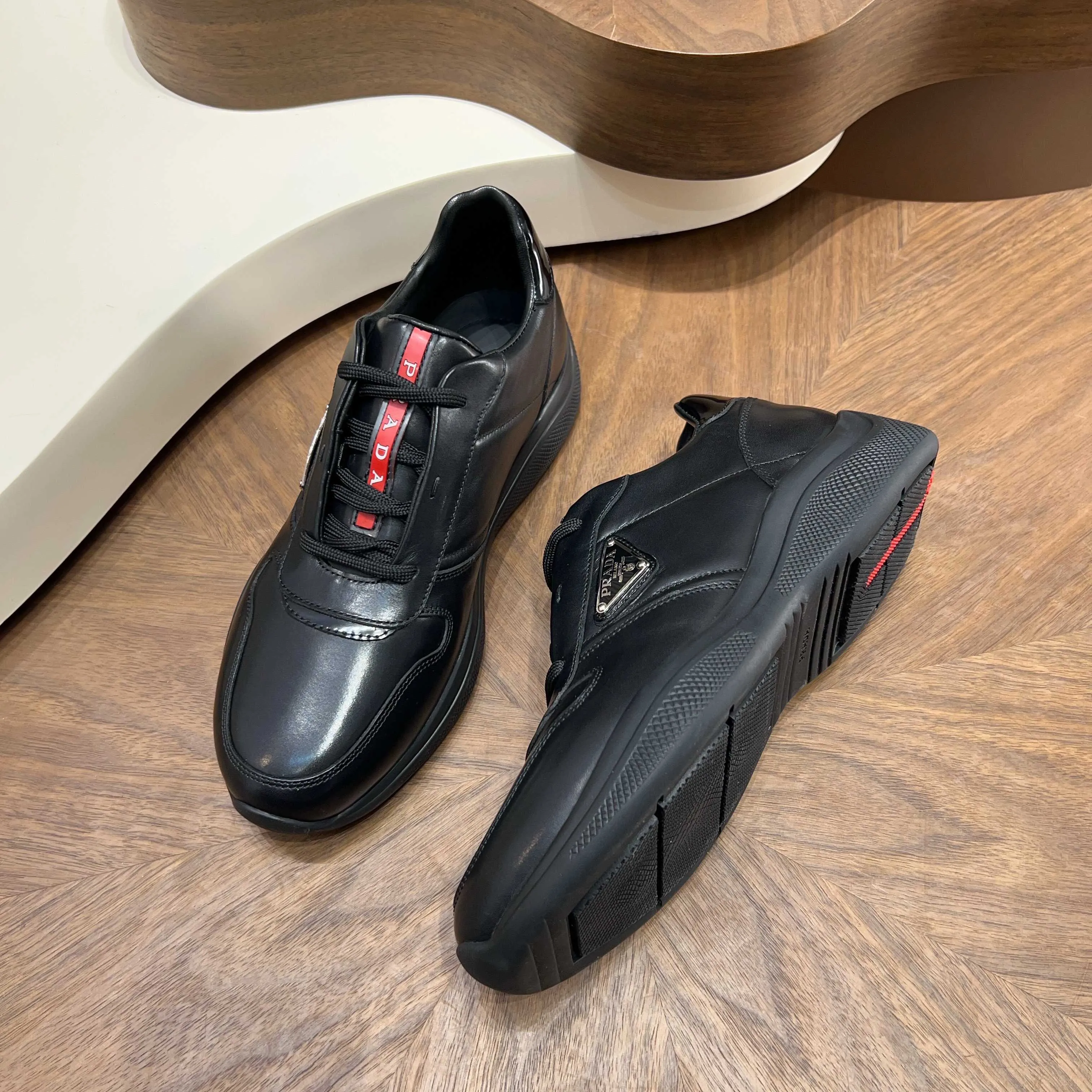 Men's shoes 💰720 Prada/Prada men's new leather sneakers. These sneakers are made of imported calf leather and have a classic penny loafer upper design style, inspired by classic aesthetic concepts. Equipped with 3.5cm iconic red label lightweight elastic rubber soles, fabric and cowhide mixed lining, and silk-printed logo cowhide foot pads. The style is versatile and durable, comfortable and breathable, and comes with a full set of original packaging dust bags! Size: 39-40-41-42-43-44 standard leather shoe size (45 can be customized but returns and exchanges are not supported)
